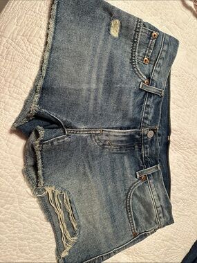 Levi’s Distressed Light Blue Denim Cutoff Shorts Sz 28